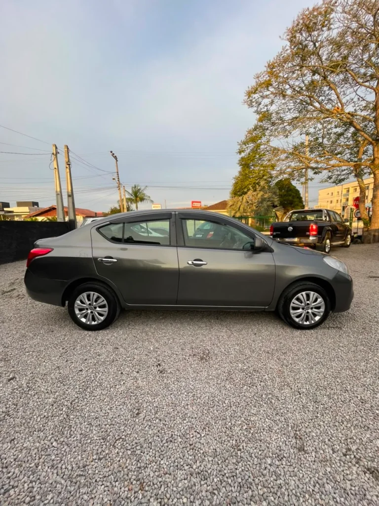 Nissan Versa SV 1.6 2013
