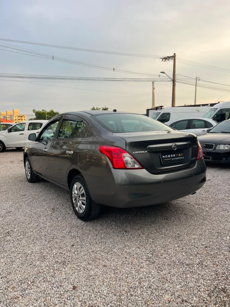 Nissan Versa SV 1.6 2013