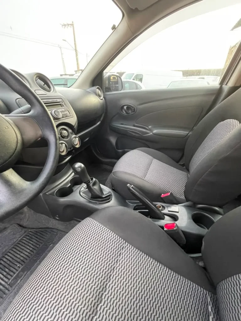 Nissan Versa SV 1.6 2013