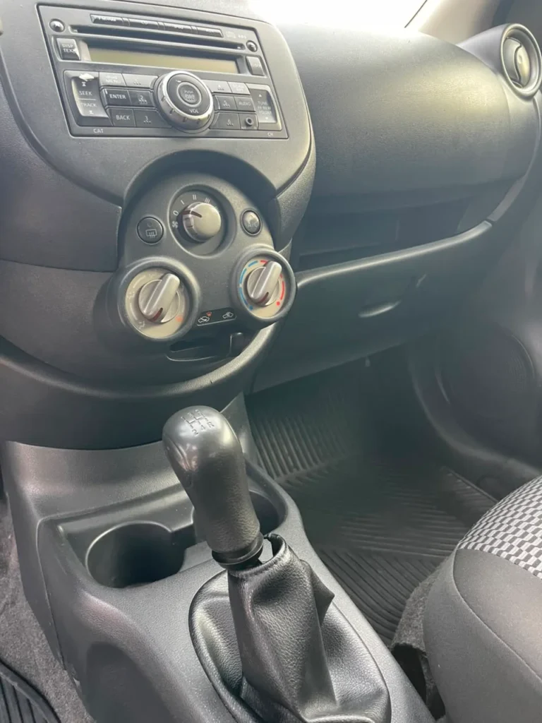 Nissan Versa SV 1.6 2013
